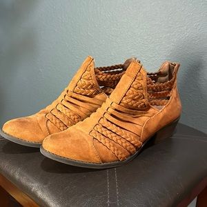 Women’s Quipid Ankle Boots Size 9 chestnut Faux Suede